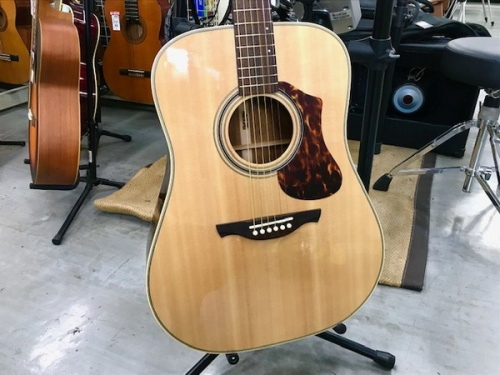 楽器のアコースティックギター