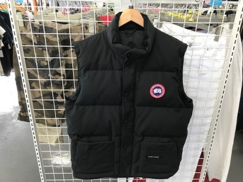 ジャケットのダウンベスト
