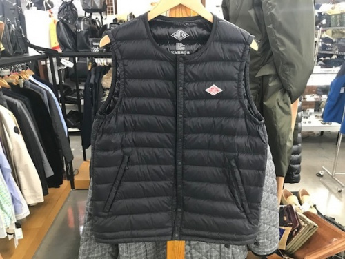 ジャケットのダウンベスト