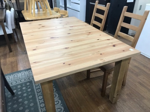 家具のダイニングテーブル