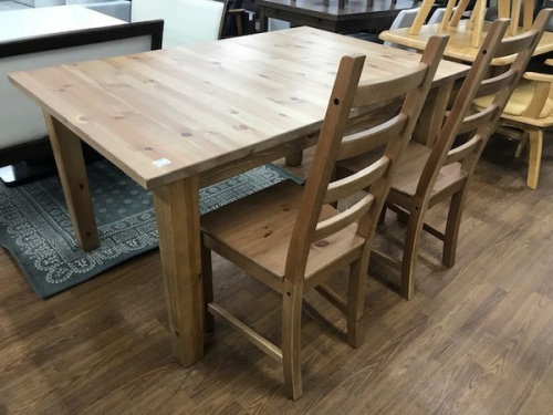 ダイニングテーブルのIKEA