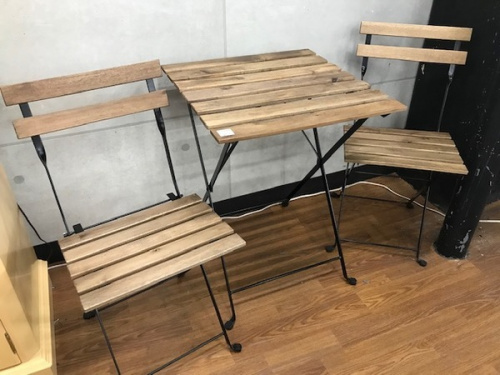 家具のテーブル