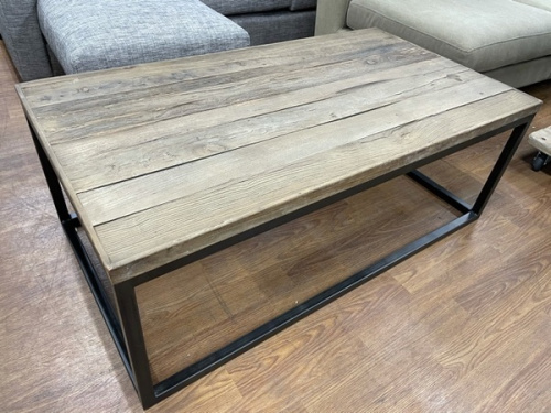 家具のテーブル