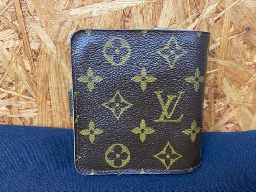 LOUIS VUITTONのコンパクトジップポーター