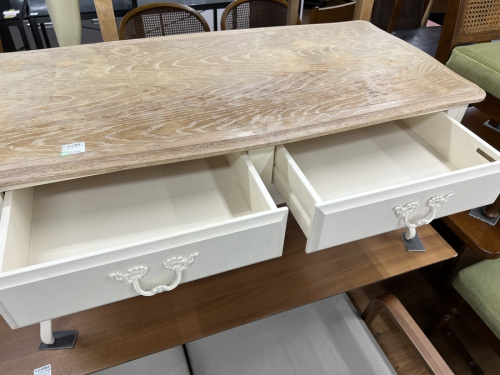 コーヒーテーブルのLaura Ashley