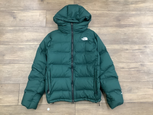 レディースファッションのビレイヤーパーカー