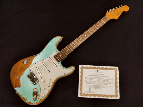 中古楽器店のギター