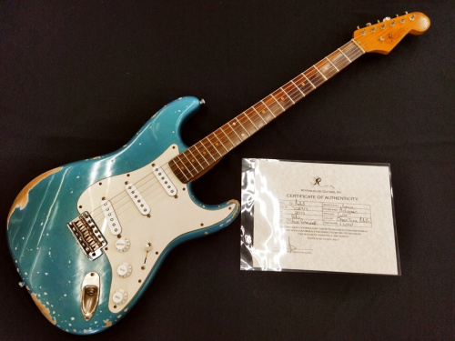 中古楽器店のギター