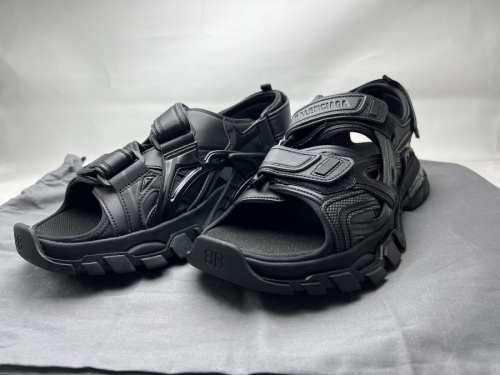 夏物アイテムのBALENCIAGA