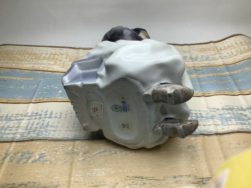 中古　ROYALCOPENHAGENの編み物をする女性