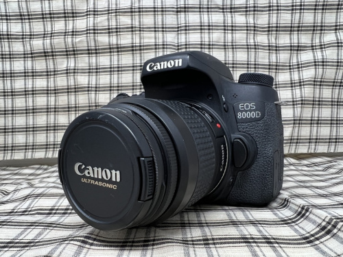 キャノンのEOS　8000D