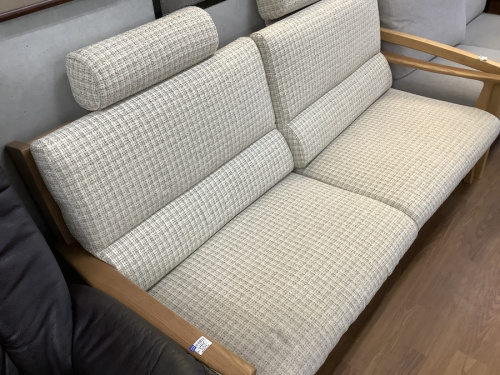 ヘッドレスト付き2人掛けソファーの日田家具新象