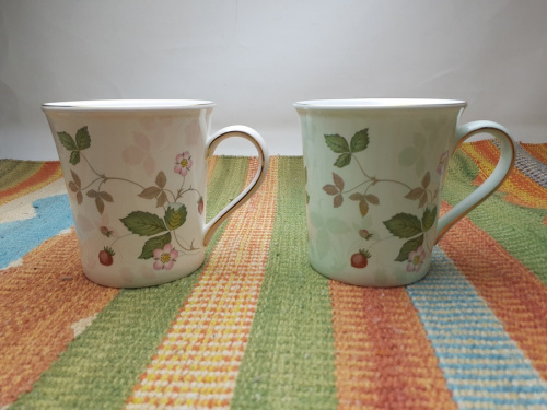 洋食器のペアマグカップ　WEDGWOOD　ワイルド　ストロベリー
