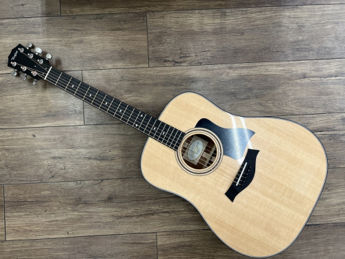 中古楽器店のアコースティックギター