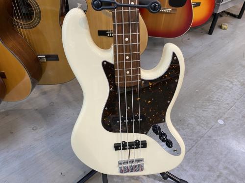 ベースのfender japan