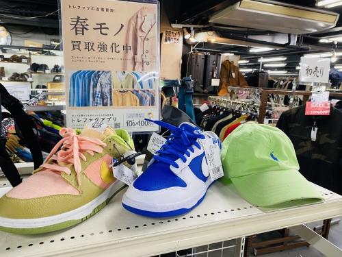 ブラウスのスニーカー