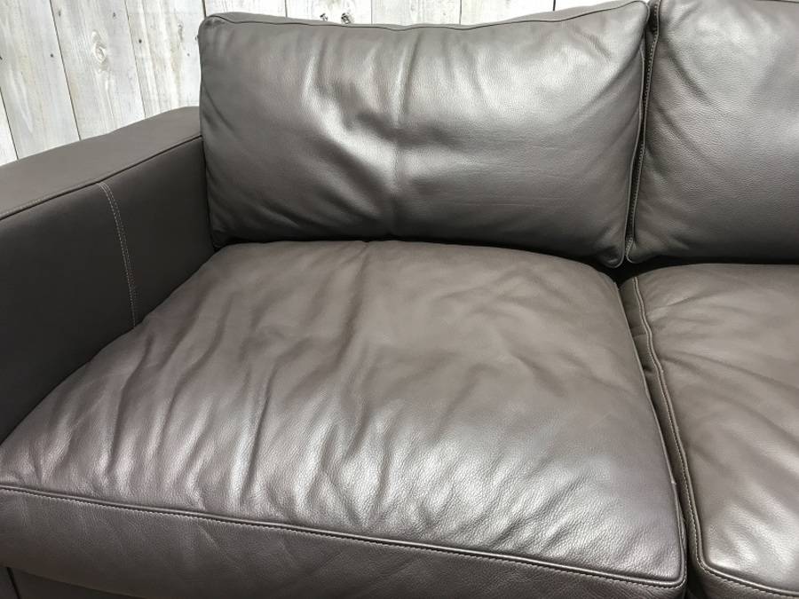 レザーの重厚感。BoConcept(ボーコンセプト)の2.5人掛けソファを