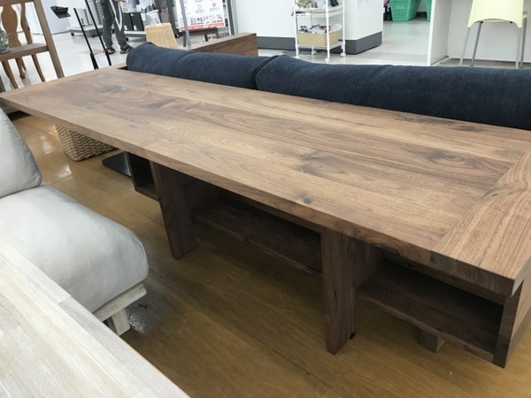 HIRASHIMA（ヒラシマ）】ソファーの背面がカウンターに