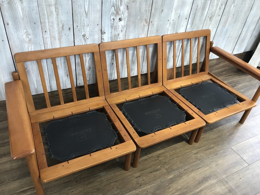 KOSUGA（コスガ）】ミッドセンチュリーデザインのセパレート式3人掛け