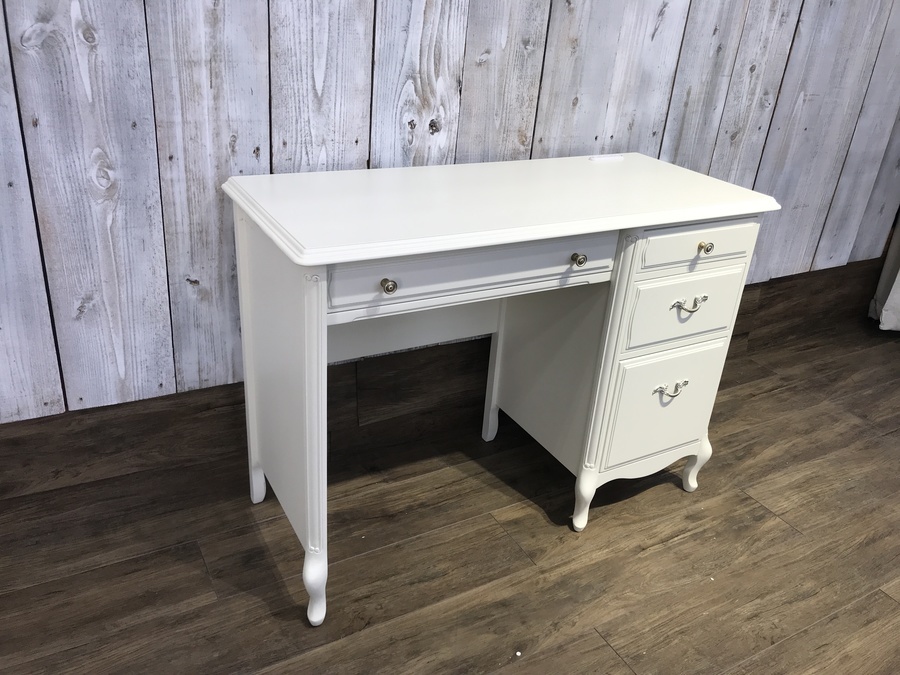東海家具】クラシックデザインなデスク（セリーヌ）が入荷しました