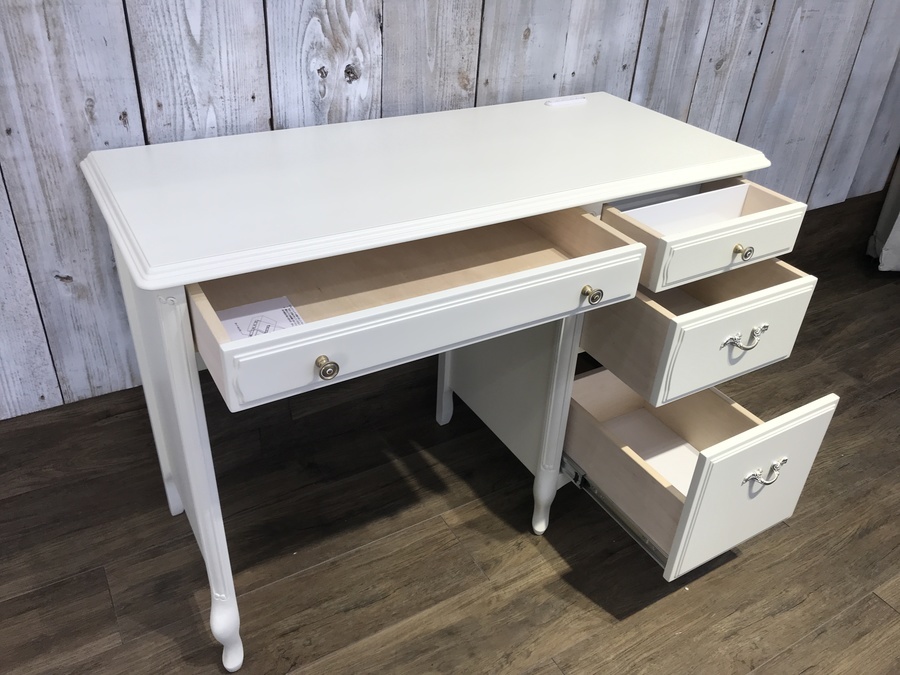 東海家具】クラシックデザインなデスク（セリーヌ）が入荷しました