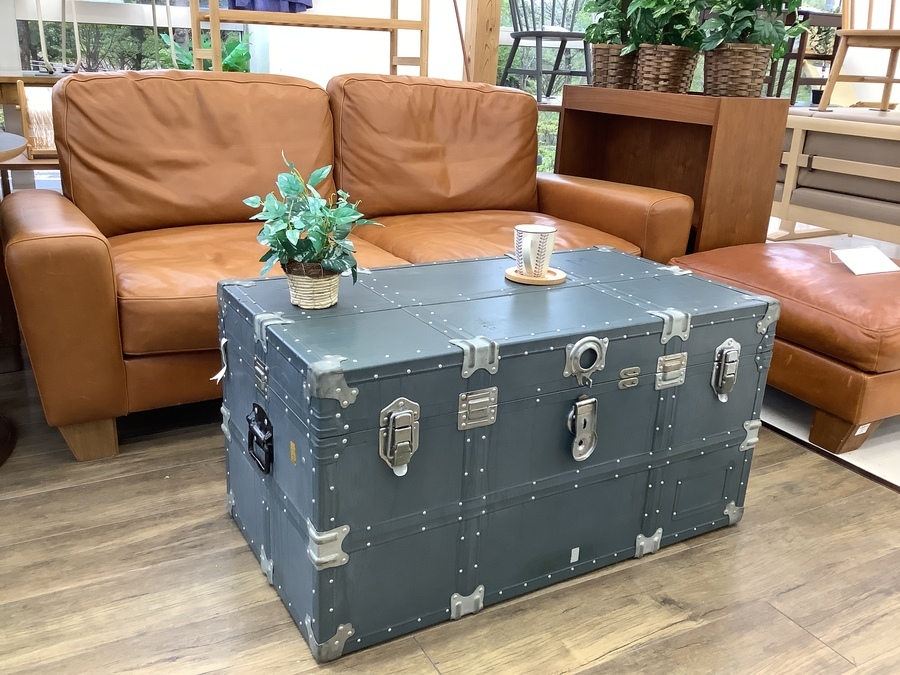 インテリアとしてどう使う？アンティークトランクが入荷しました 