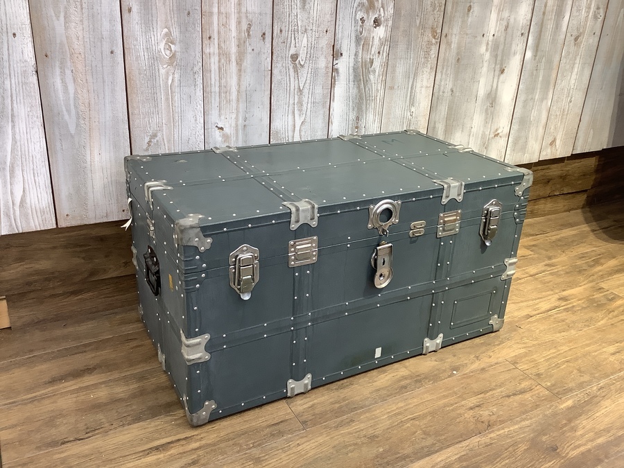 インテリアとしてどう使う？アンティークトランクが入荷しました