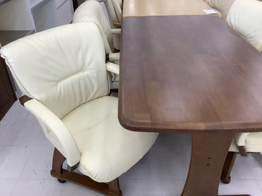 人気のキャスター付きチェアやニトリのアケビ ベンチダイニングなど