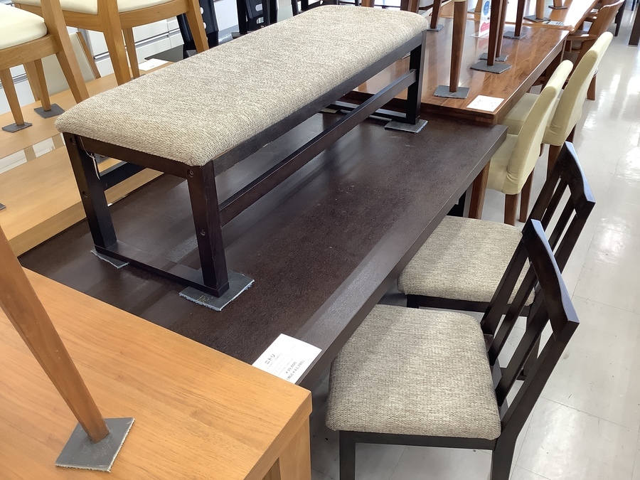 人気のキャスター付きチェアやニトリのアケビ ベンチダイニングなど