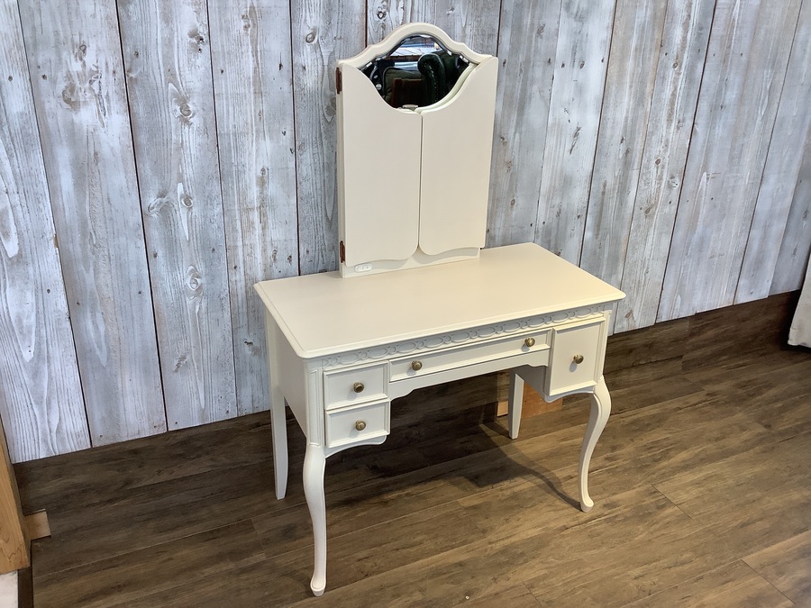 スツール　東海家具工業 ※別出品中のドレッサーと一緒にご購入下さい 東海家具】姫系デザインのスツール付3面ドレッサーが入荷しました