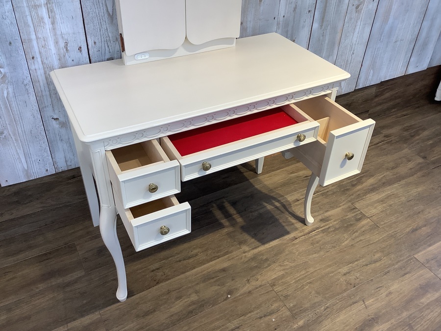 東海家具】姫系デザインのスツール付3面ドレッサーが入荷しました