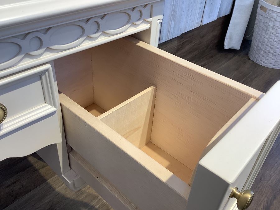 東海家具】姫系デザインのスツール付3面ドレッサーが入荷しました