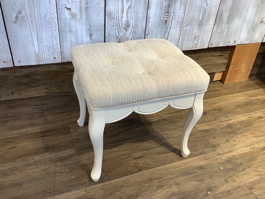 スツール　東海家具工業 ※別出品中のドレッサーと一緒にご購入下さい 東海家具】姫系デザインのスツール付3面ドレッサーが入荷しました