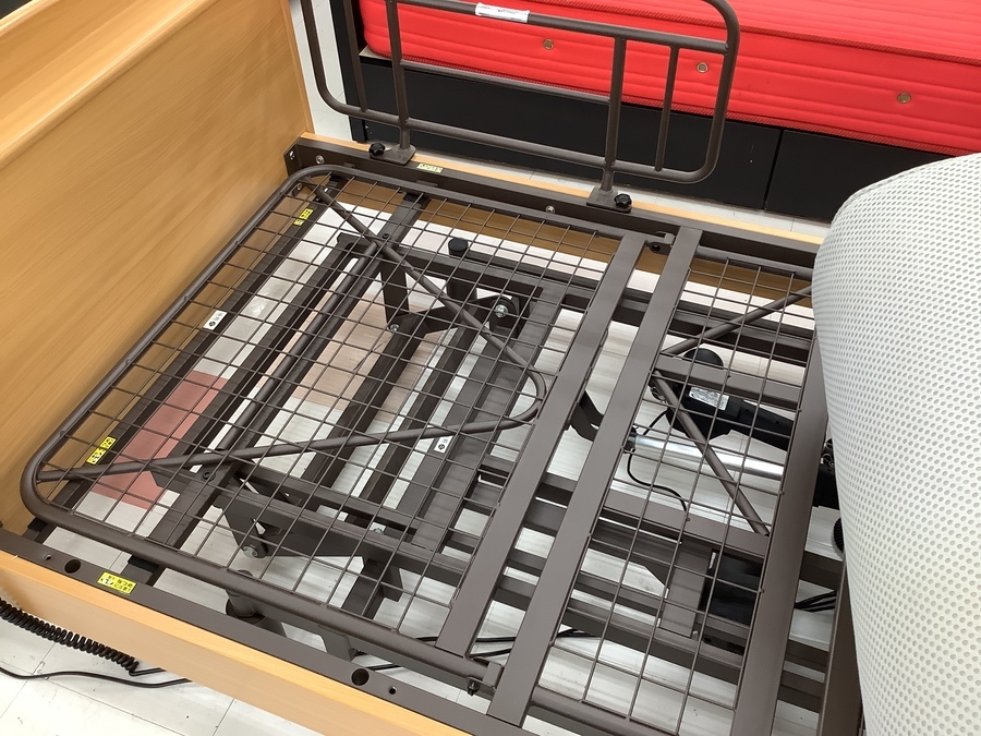 入荷の珍しい、Granzの電動リクライニング昇降式シングルベッドのご