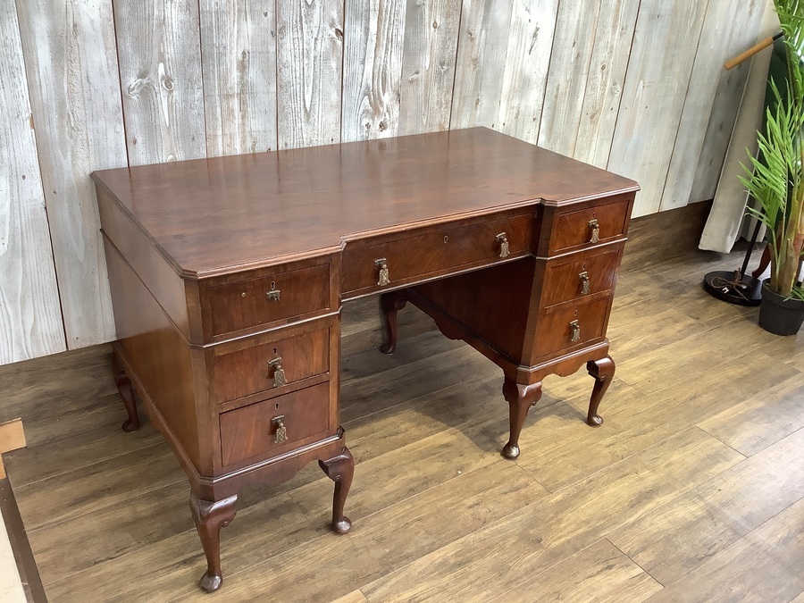 Lloyd's Antiques（ロイズアンティークス）】クイーンアン様式の猫脚