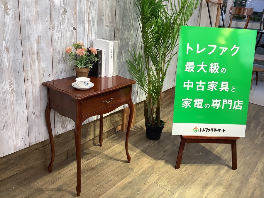 イタリア製アンティークデザインのコンソールテーブルが入荷しました