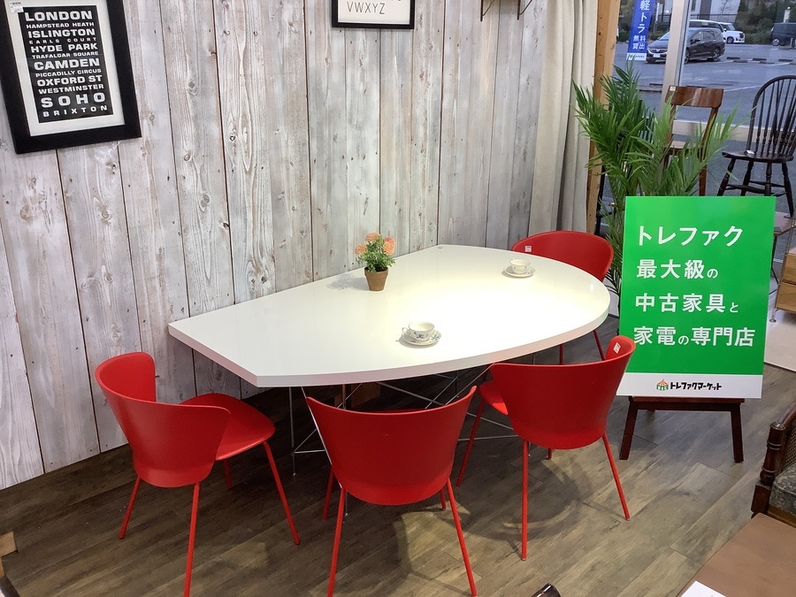 モリタインテリア】エナメルのダイニングテーブルとレッドカラーが
