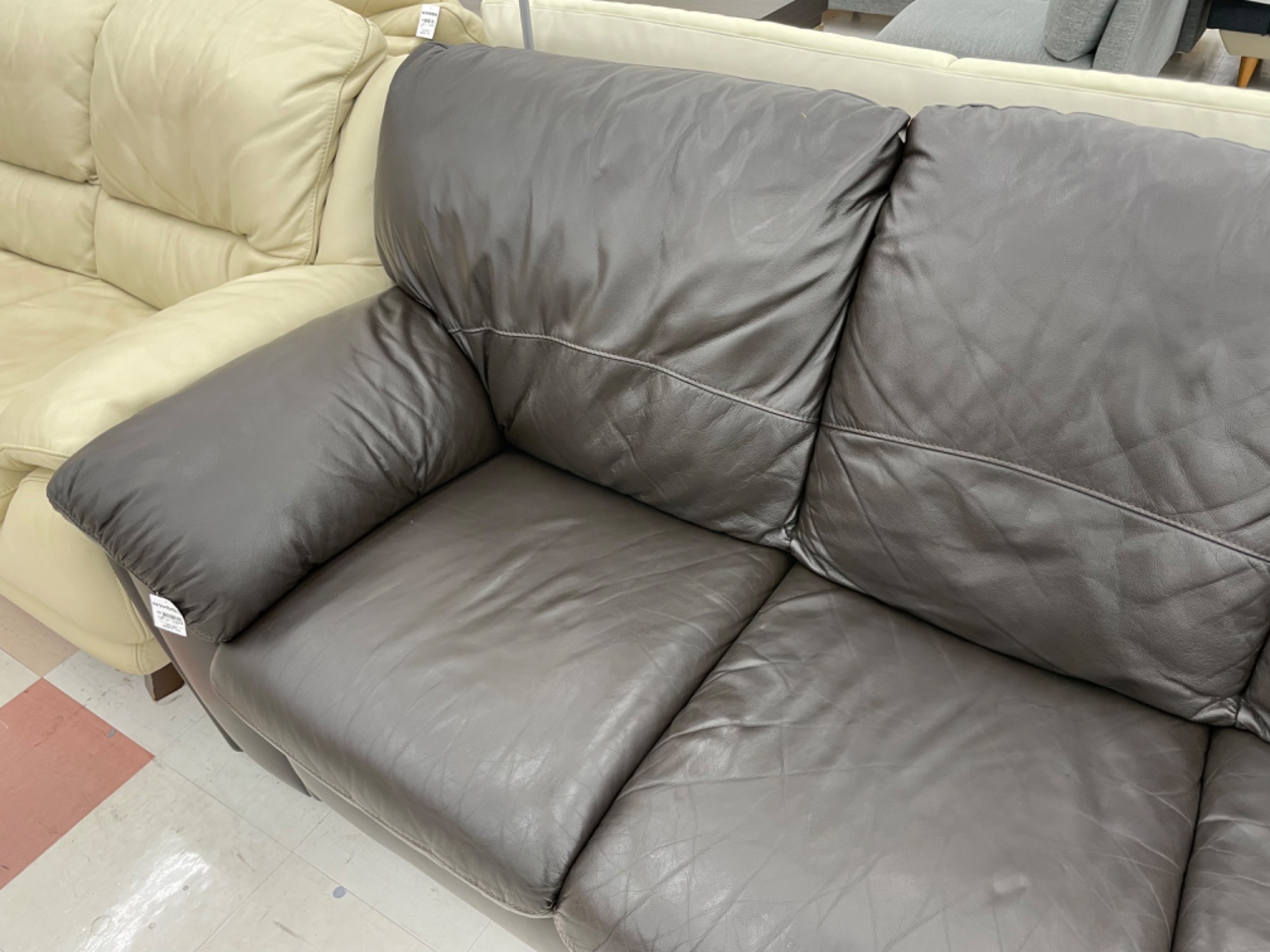 新入荷！ IDC大塚家具の3人掛け 革張りレザーソファが入荷しました