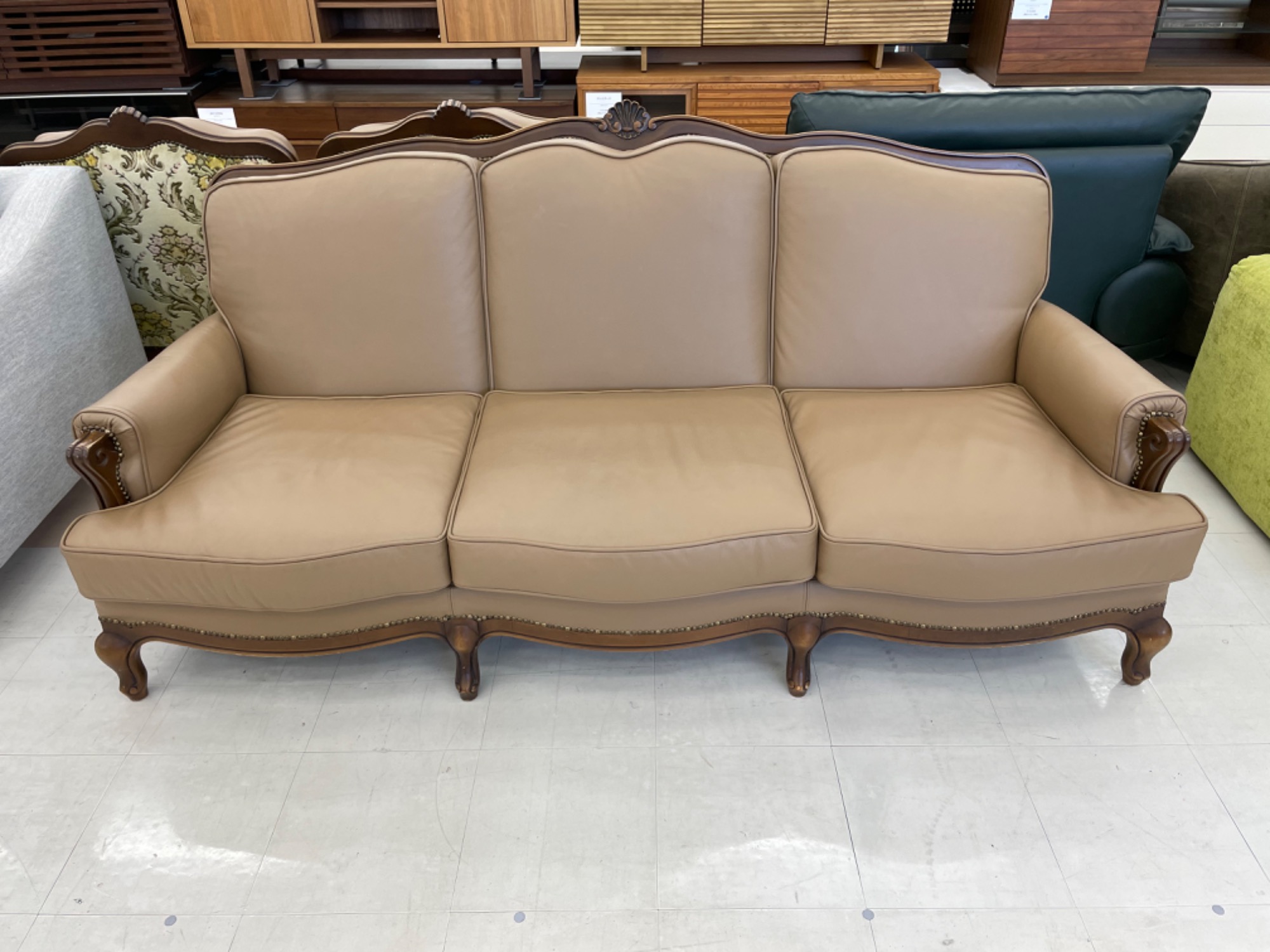 karimoku(カリモク) レザークッションのロココ調3人掛けソファ