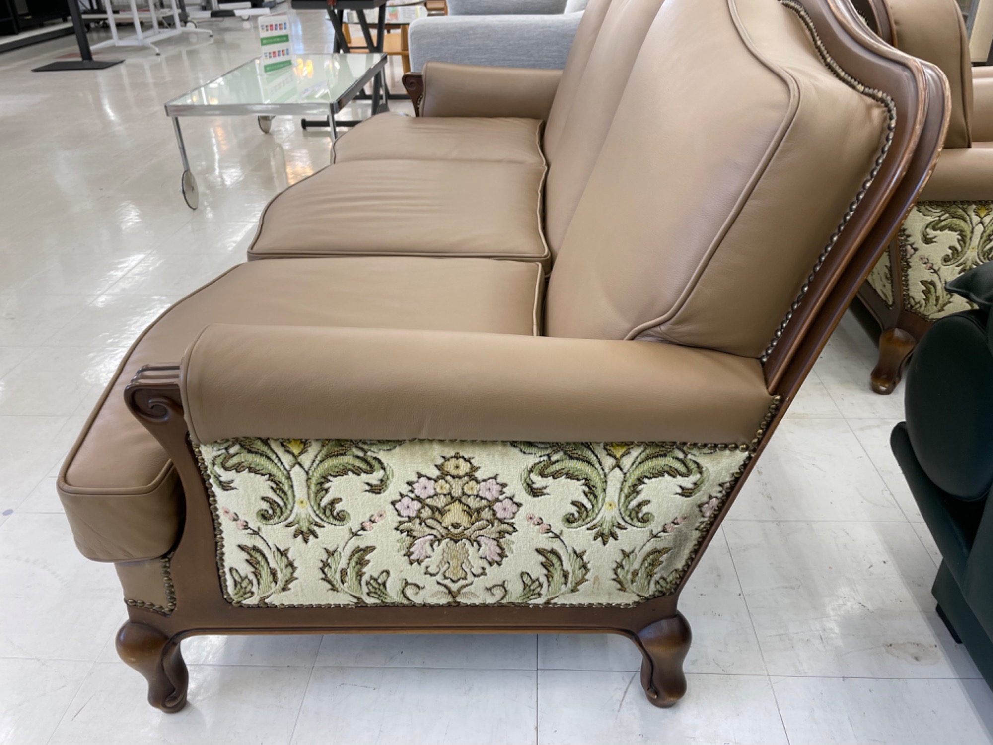 karimoku(カリモク) レザークッションのロココ調3人掛けソファ