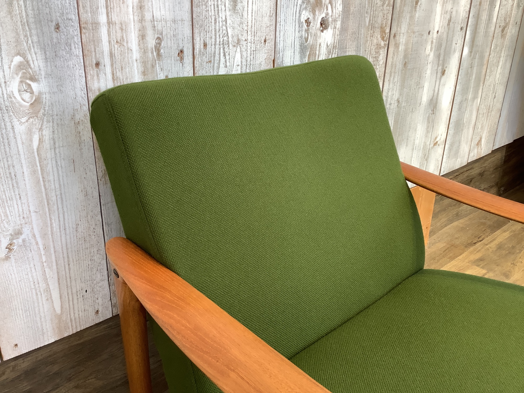 北欧ビンテージデザイン】チーク材フレームの1人掛けソファが