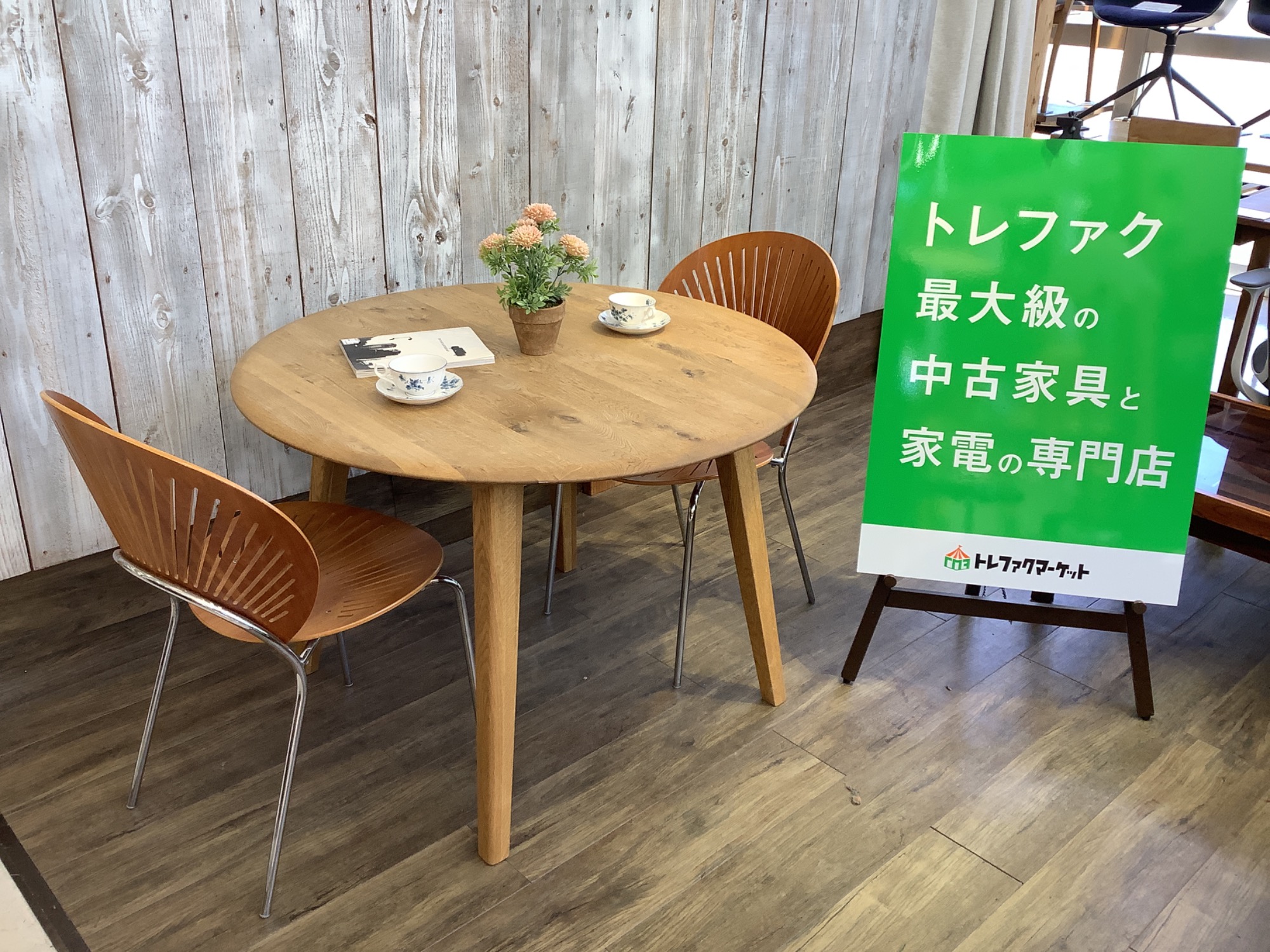 NOR（ノル）】丸天板とナラ無垢材使用のダイニングテーブル（DECKE）が