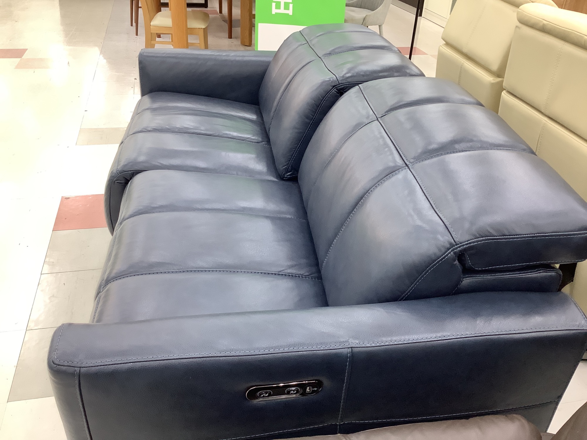 新入荷情報】当店大人気商品の電動リクライニングソファ(アンドレア
