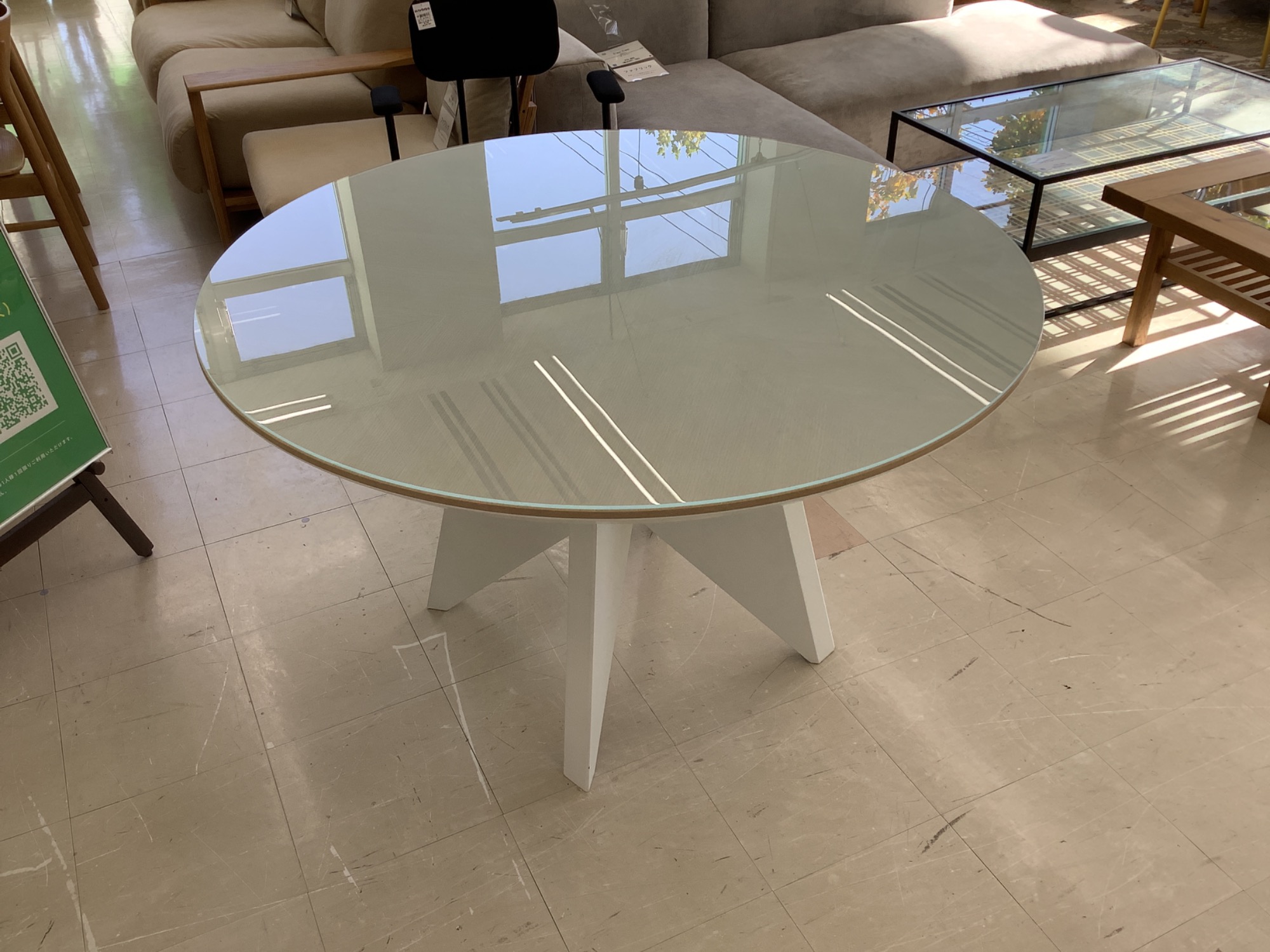大塚家具の円形ホワイトダイニングテーブル
