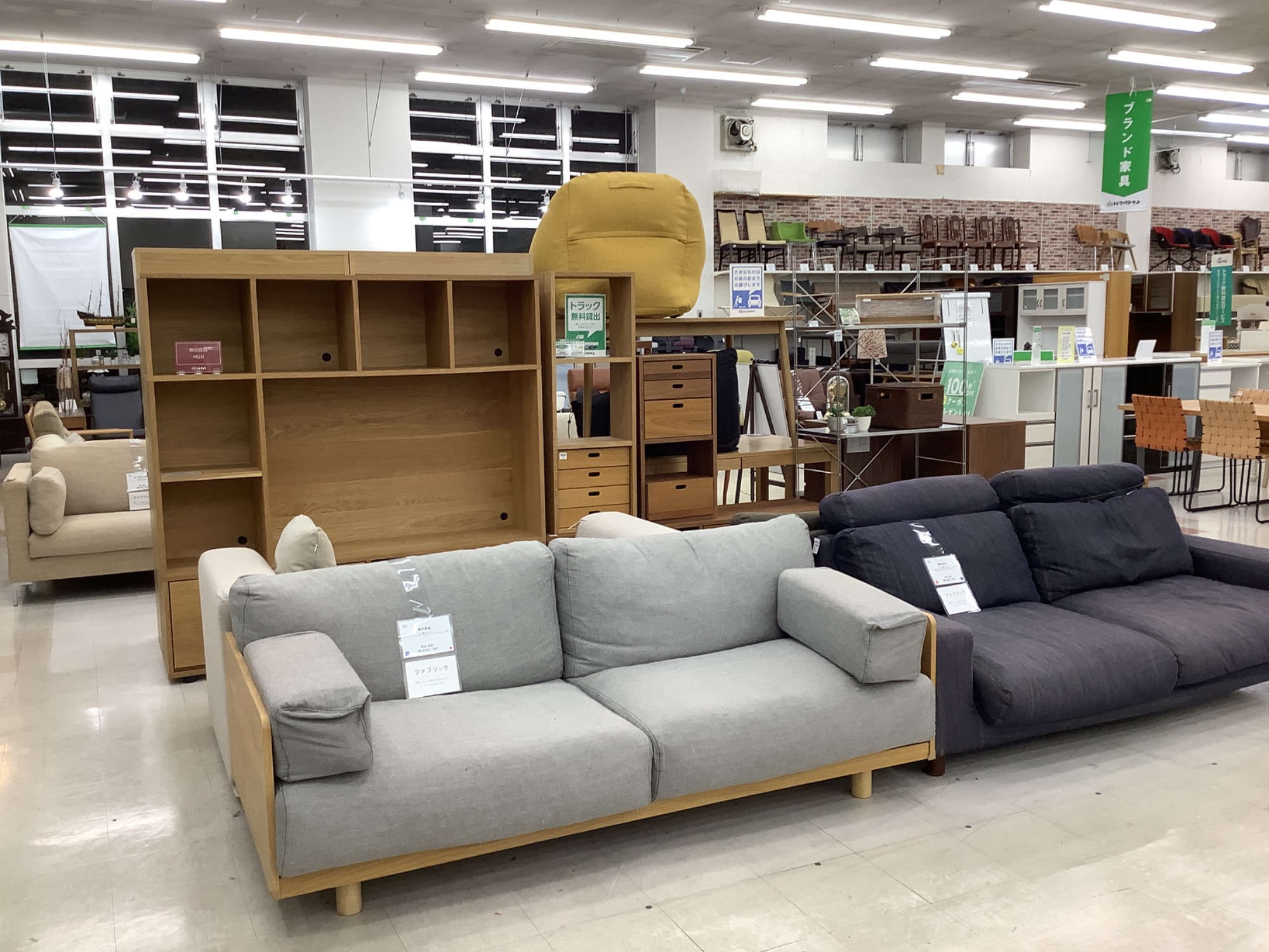 新入荷情報】無印良品のウォールナット材のキャビネット入荷しました