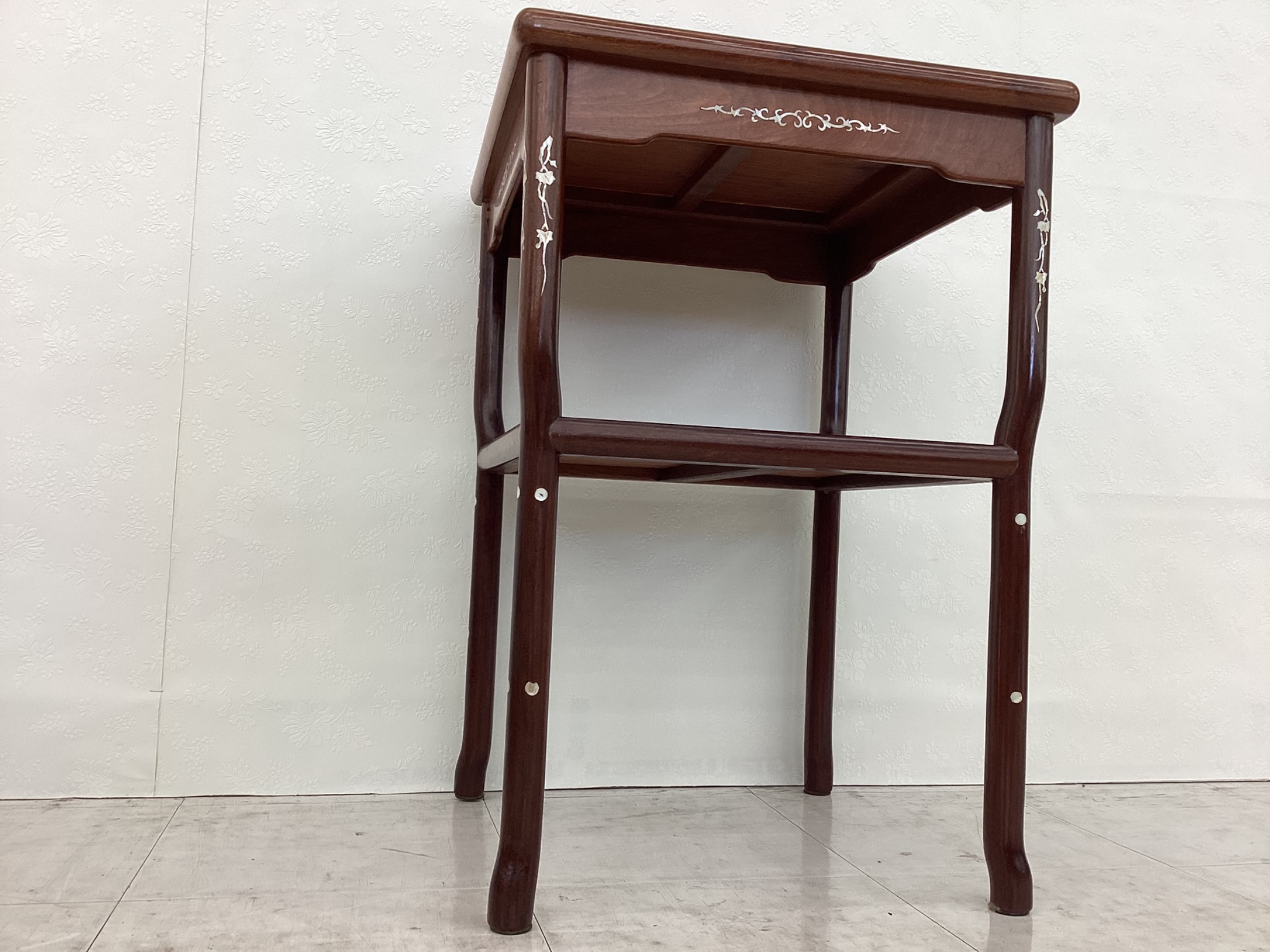 新入荷情報】気軽に和モダンな雰囲気に！！螺鈿細工のサイドテーブル