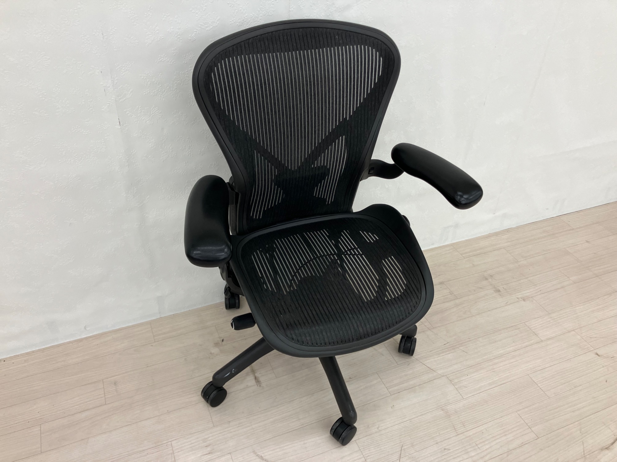 新入荷情報】アーロンチェアの既存販売モデル！Herman Miller