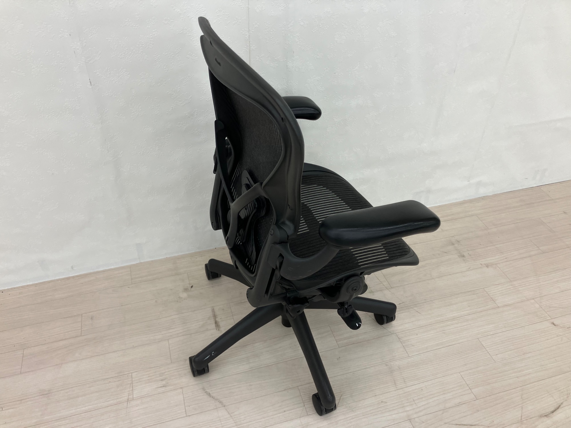 新入荷情報】アーロンチェアの既存販売モデル！Herman Miller