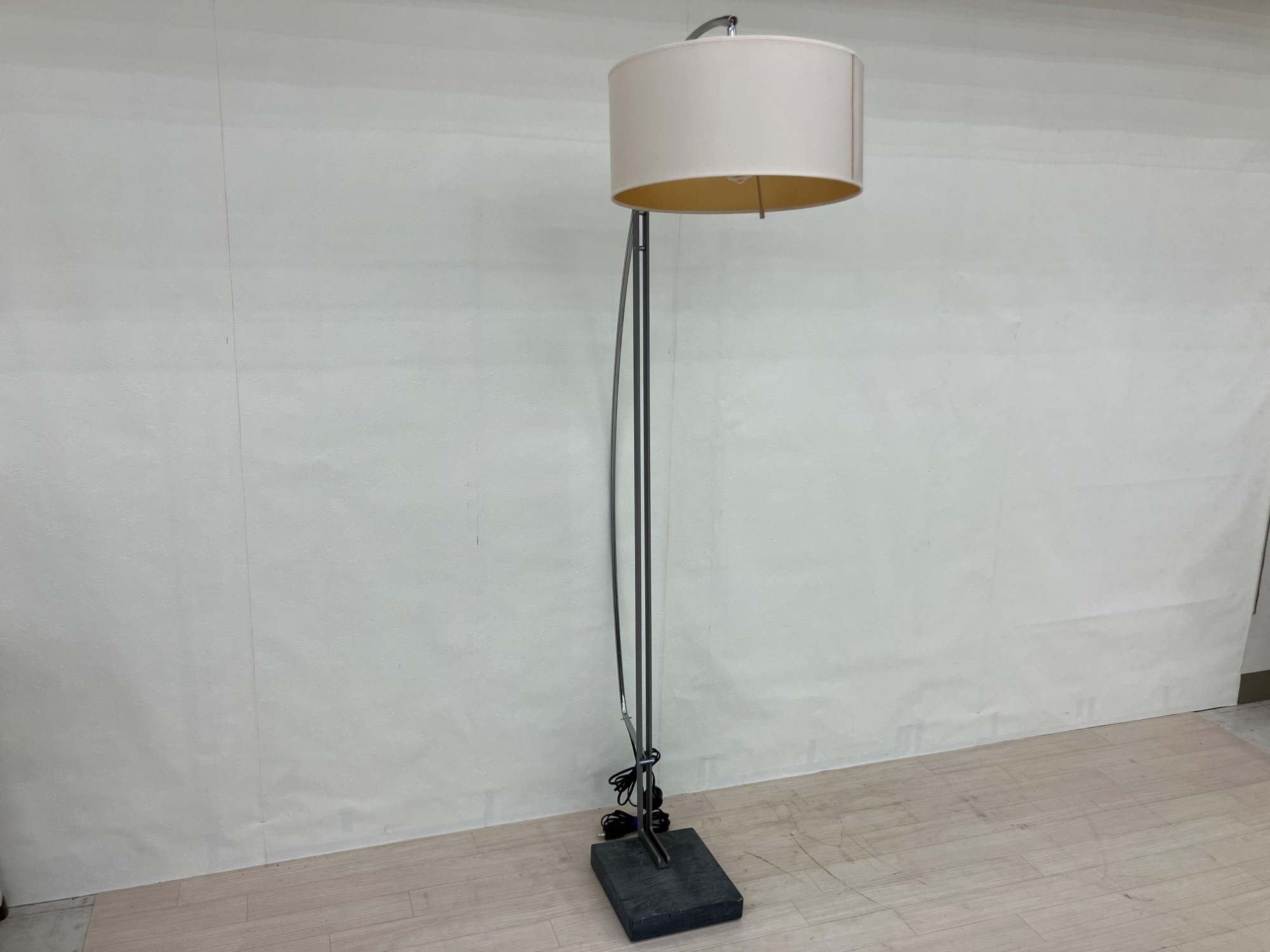 新入荷情報】高さ調節が可能なスタイリッシュなデザイン！Ligne roset