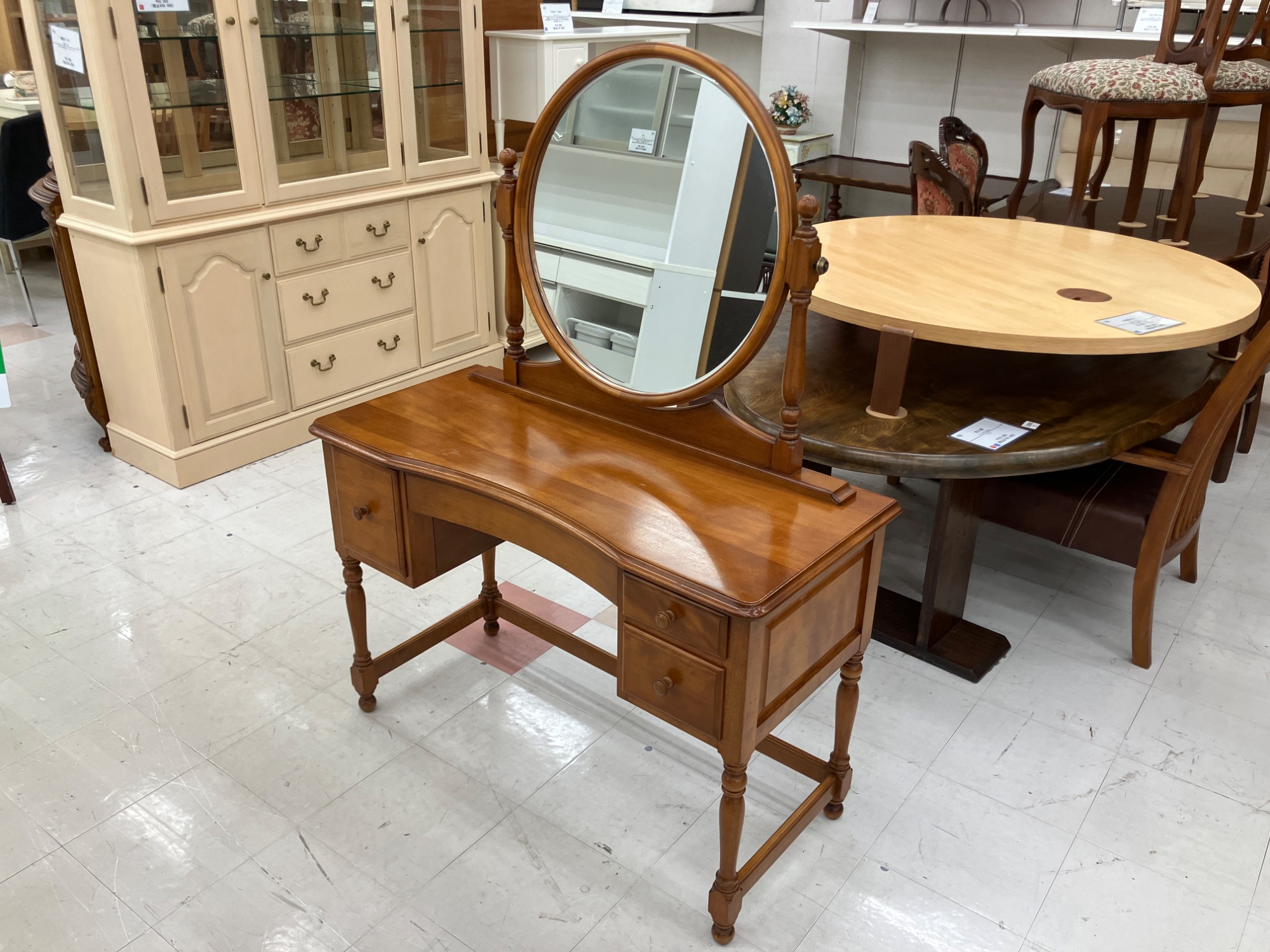 新入荷情報】上質な時間を映すエレガントな鏡台！！横浜ダニエルの